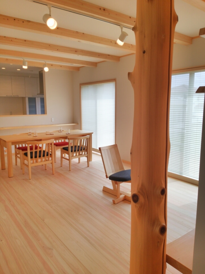 新築完成見学会場にIZURUの吉野桧の椅子とテーブル